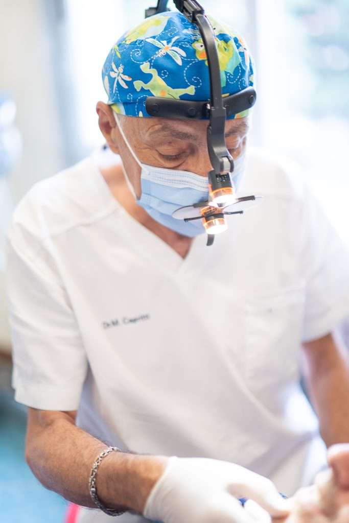 Il Dott. Mauro Capritti durante un trattamento odontoiatrico, specialista in ortodonzia, gnatologia e allineatori invisibili a Pistoia