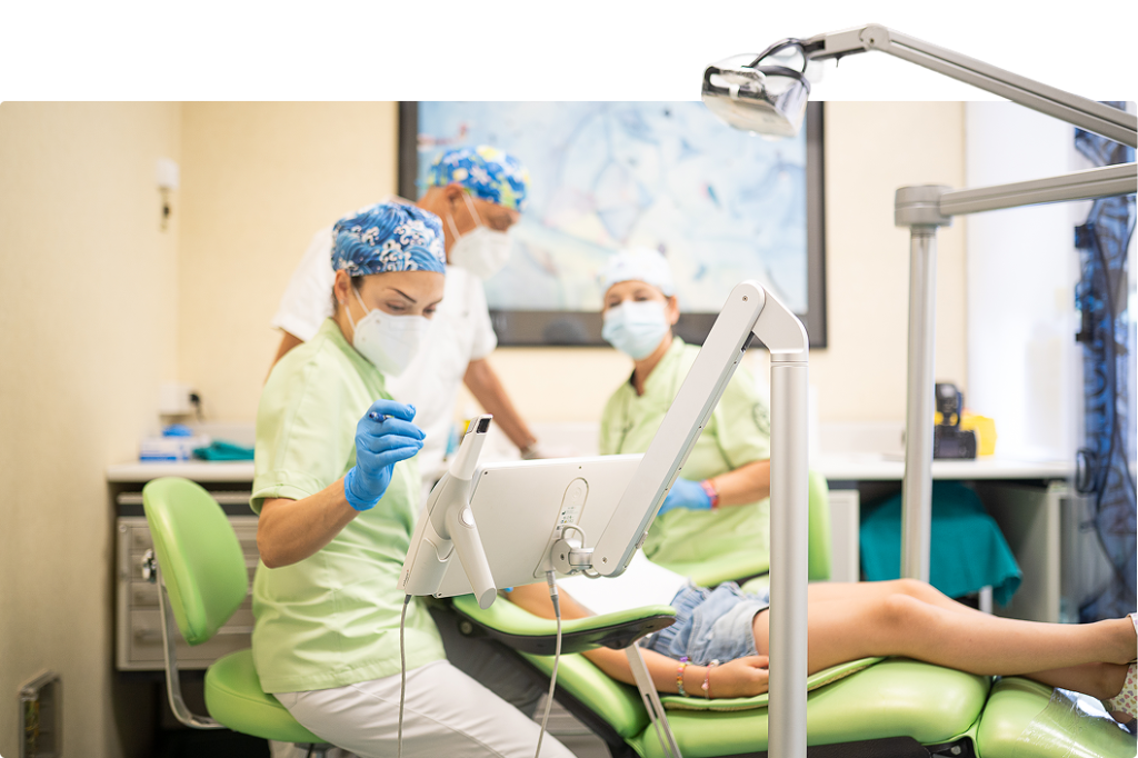 Equipe del Dott. Mauro Capritti a Pistoia durante un trattamento di ortodonzia pediatrica con tecnologie digitali